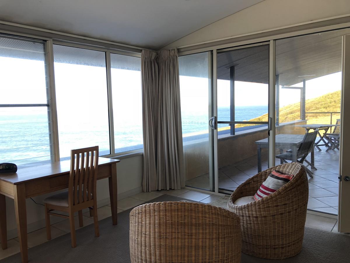 Oceanscape Luxury Beachfront Villas Scotts Head Room photo