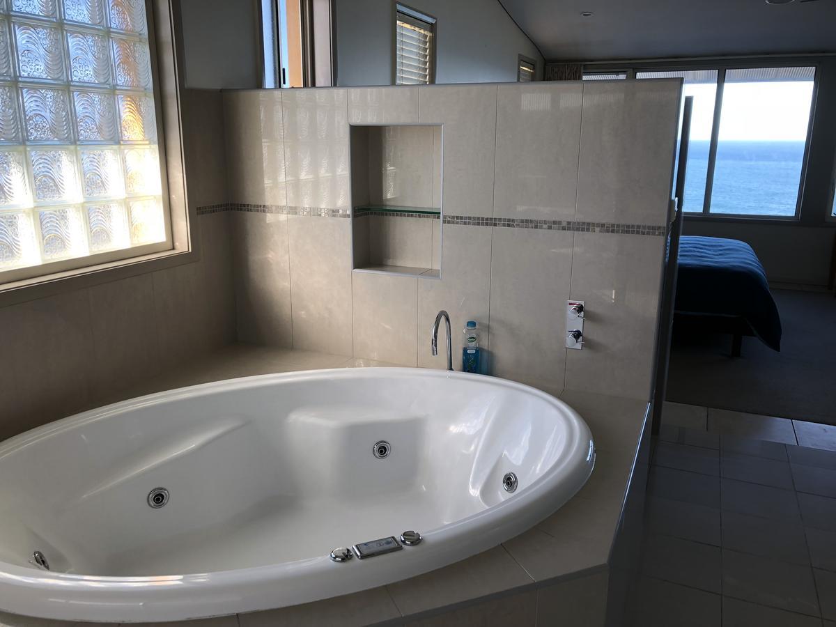 Oceanscape Luxury Beachfront Villas Scotts Head Room photo
